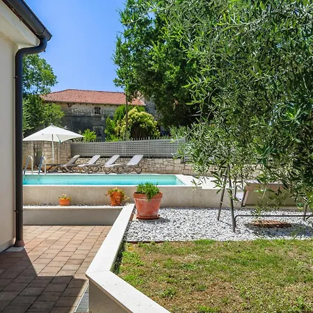 Clariss By Briskva Visnjan