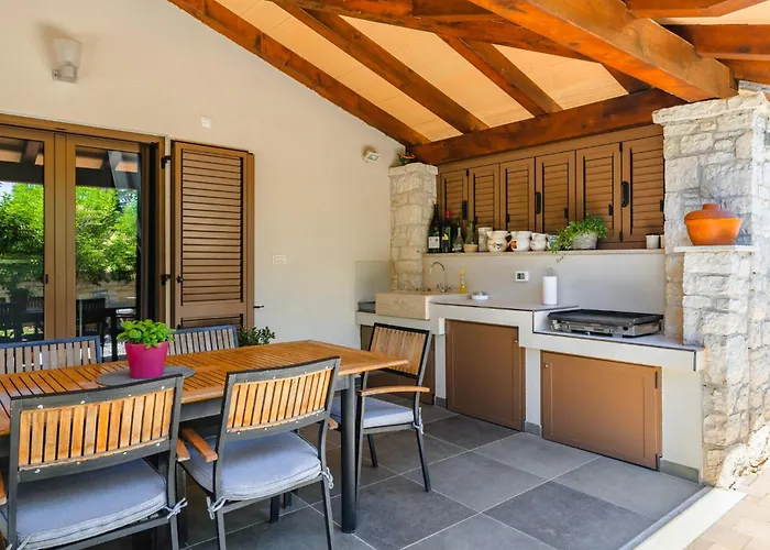 Clariss By Briskva Vila *