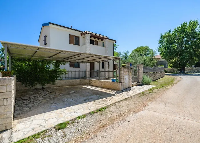 Clariss By Briskva Vila *