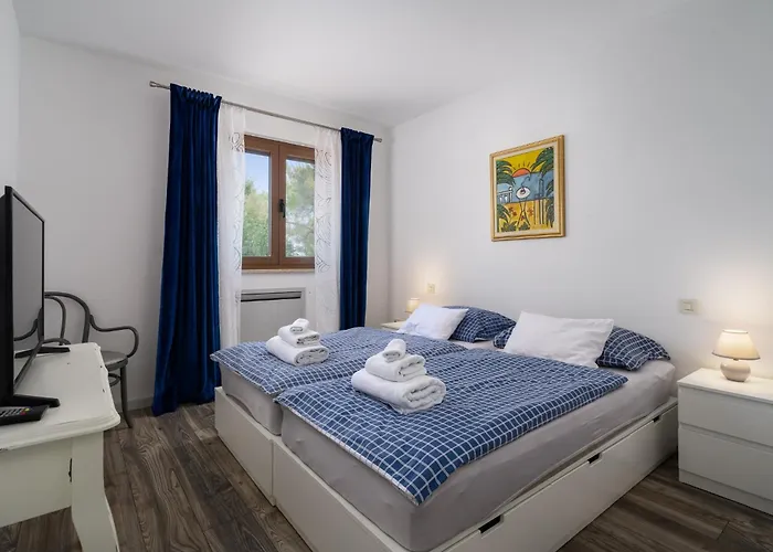 Clariss By Briskva Visnjan