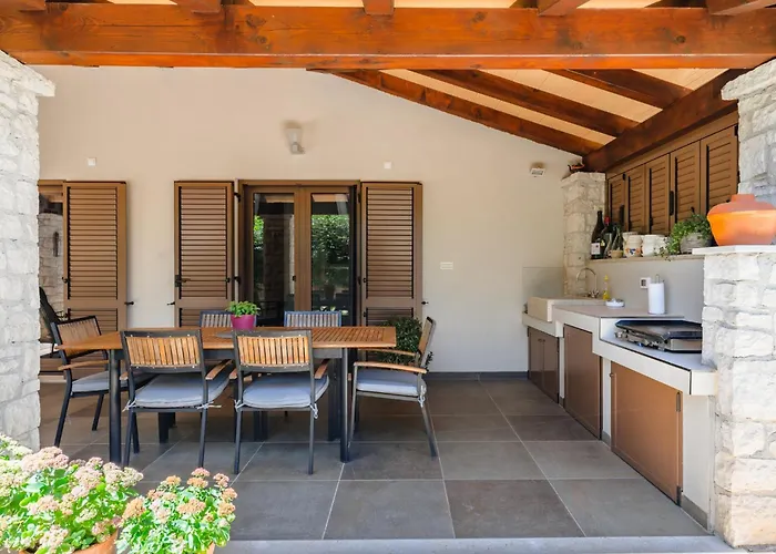 Clariss By Briskva Vila *