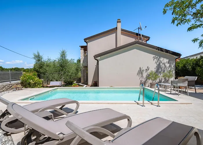 Clariss By Briskva Visnjan